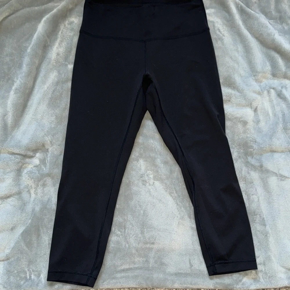 LIKE NEW LULULEMON LEGGINGS!! - Picture 3 of 6